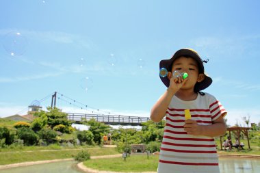 Japon çocuk (4 yaşında kabarcık ile oynamak)