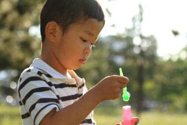 Japon çocuk (4 yaşında kabarcık ile oynamak)