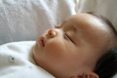Uyuyan erkek Japon bebek (0 yaşında)