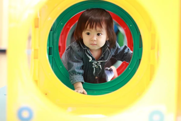 Menina japonesa passando por um túnel (1 ano de idade ) — Fotografia de Stock