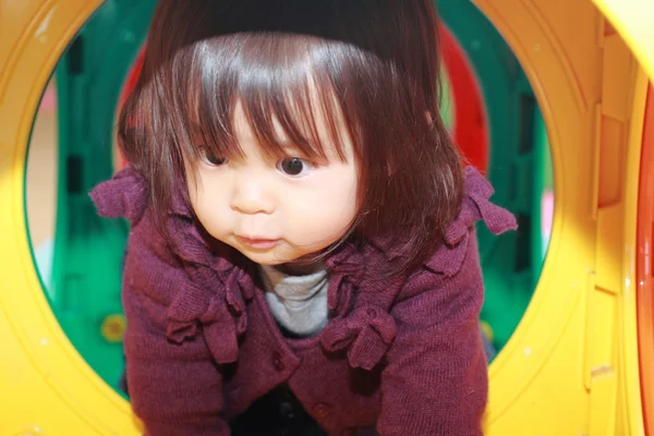 Japanese baby girl passing through a tunnel (1 year old) — Stock Photo, Image