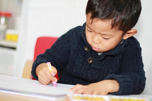 Японский мальчик рисует картину (4 года) ) — стоковое фото