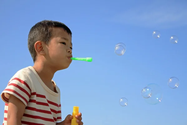 Giapponese ragazzo giocare con bolla (4 anni ) — Foto Stock