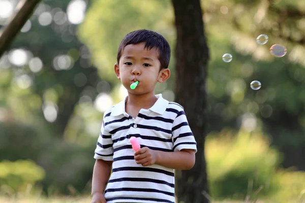 Japon çocuk (4 yaşında kabarcık ile oynamak) — Stok fotoğraf