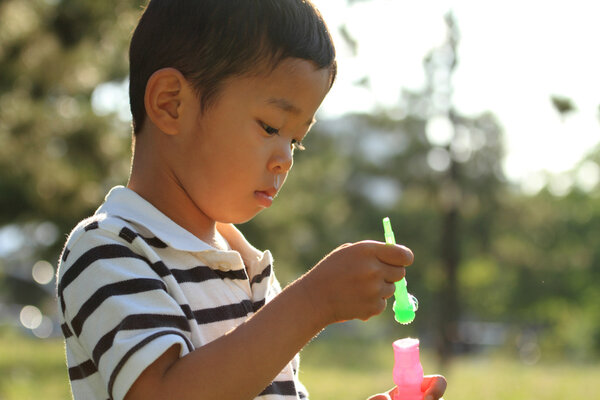 Японский мальчик играет с мыльным пузырем (4 года)
)