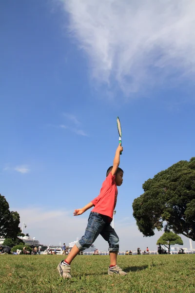 Japonês menino jogando badminton (5 anos ) — Fotografia de Stock