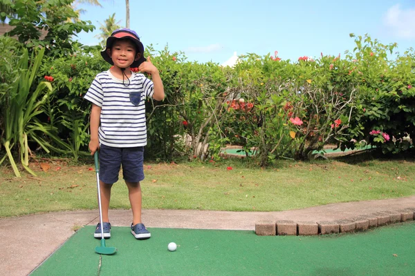 Japanese boy playing with putting golf (5 years old) — Stock Photo, Image
