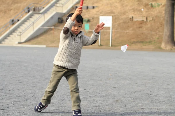 Japonés chico jugando bádminton (4 años) ) — Foto de Stock