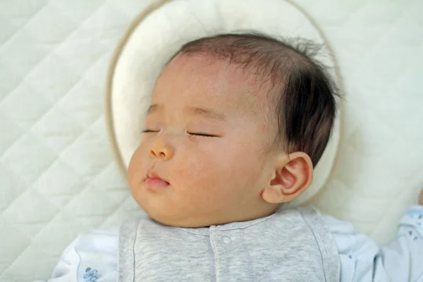 Japanse jongetje (0 jaar oud slapen) — Stockfoto