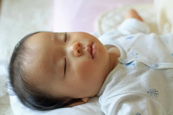 Dormindo Japonês menino (0 ano de idade ) — Fotografia de Stock