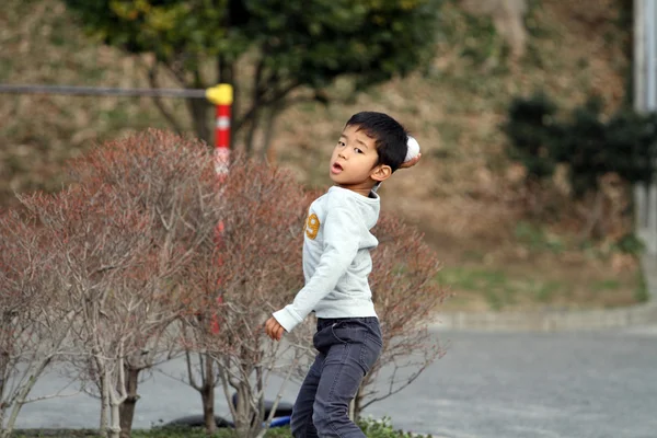 日本男孩玩接球 （6 岁) — 图库照片