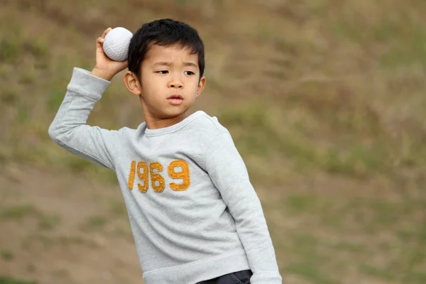 Japanese boy playing catch (6 years old) — Stock Photo, Image