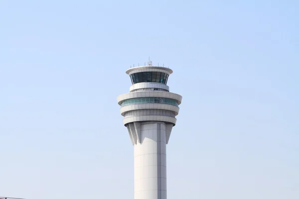 Torre di controllo dell'aeroporto presso l'aeroporto internazionale di Tokyo — Foto Stock