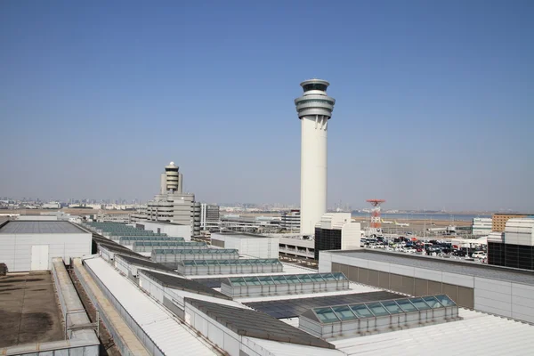 Torre de control del aeropuerto en el aeropuerto internacional de Tokyo — Foto de Stock