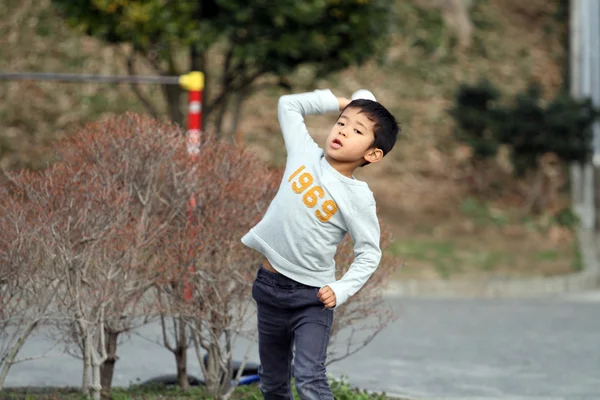 Japanese boy playing catch (6 years old) — Stock Photo, Image