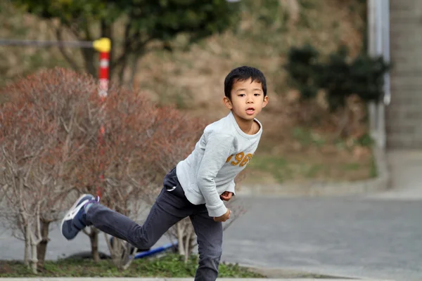 Japanese boy playing catch (6 years old) — Stock Photo, Image