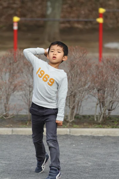 Japanese boy playing catch (6 years old) — Stock Photo, Image