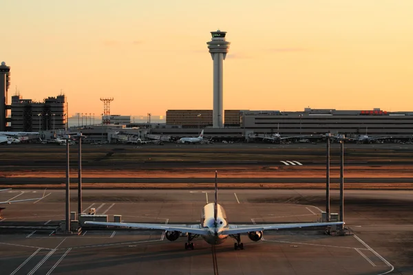 Parking aérien à l'aéroport international de Tokyo (à l'aube ) — Photo