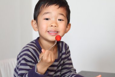 Japon çocuk çilek (4 yaşında yeme)