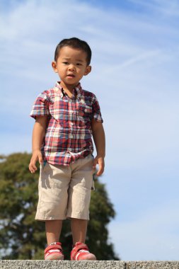 Mavi gökyüzü (3 yaşında altında Japon oğlan)