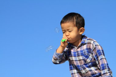 Japon çocuk (3 yaşında kabarcık ile oynamak)