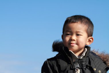 Mavi gökyüzü (3 yaşında altında Japon oğlan)