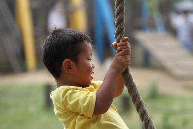 Japon çocuk Tarzan ipiyle oynuyor (3 yaşında))