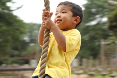 Japon çocuk Tarzan ipiyle oynuyor (3 yaşında))