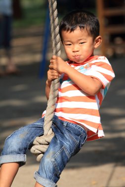 Japon çocuk Tarzan ipiyle oynuyor (3 yaşında))