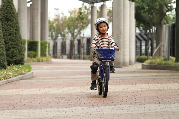Japanischer Junge auf dem Fahrrad (5 Jahre)) — Stockfoto
