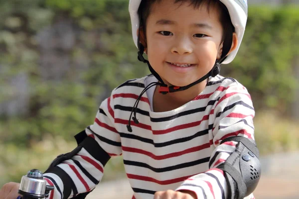Japanischer Junge auf dem Fahrrad (5 Jahre)) — Stockfoto