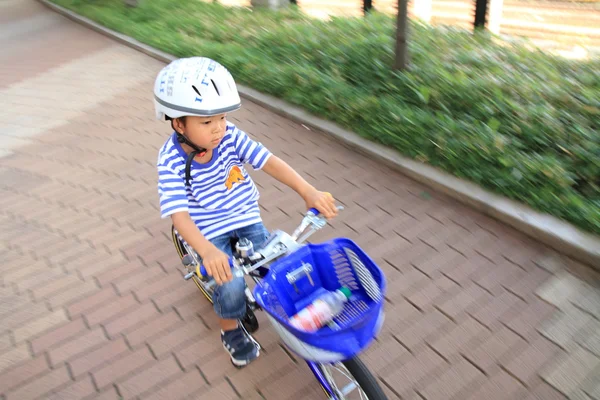 Japonés niño a caballo en la bicicleta (5 años de edad ) — Foto de Stock