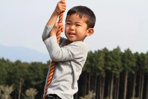 Japonês menino brincando com Tarzan corda (4 anos ) — Fotografia de Stock