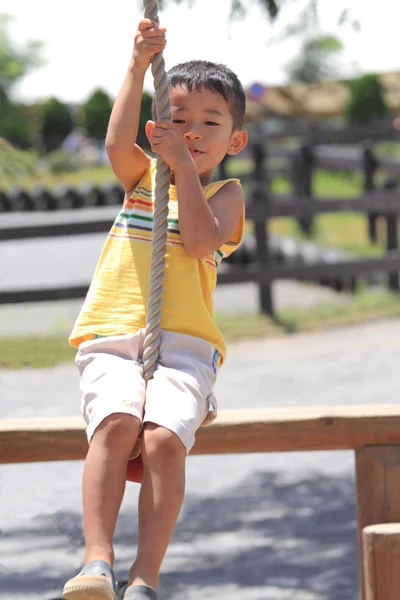 Japon çocuk Tarzan ipiyle oynuyor (4 yaşında)) — Stok fotoğraf