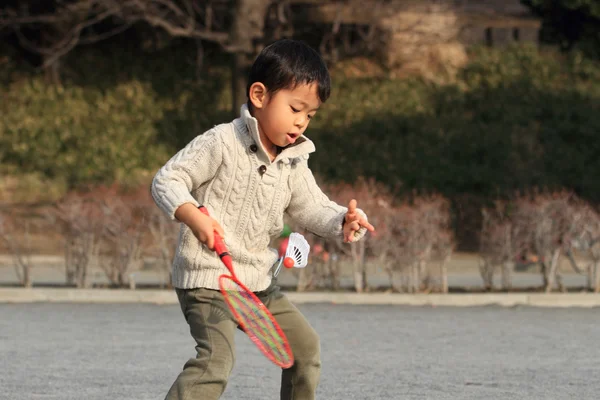 Japanischer Junge spielt Badminton (4 Jahre)) — Stockfoto