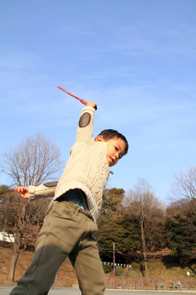 Japanse jongen spelen badminton (4 jaar oud) — Stockfoto