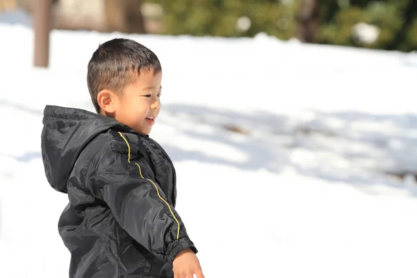 Japonais garçon ayant boule de neige combat (4 ans ) — Photo