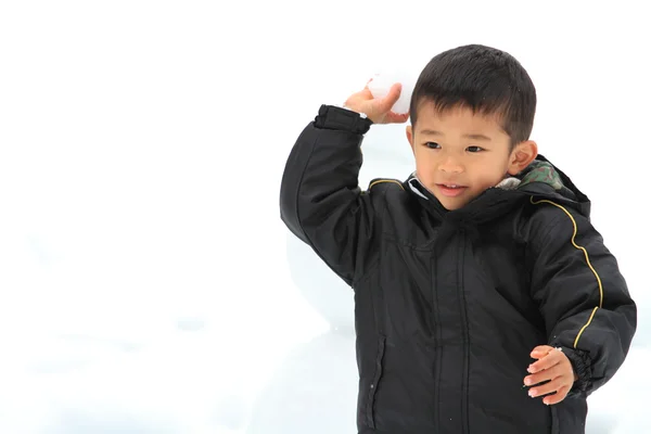 Japonês menino ter bola de neve luta (4 anos de idade ) — Fotografia de Stock