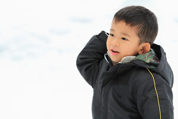 Giapponese ragazzo avendo snowball lotta (4 anni ) — Foto Stock
