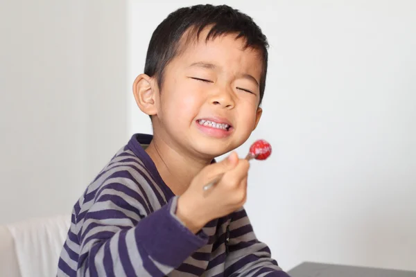 Japonais garçon manger fraise (4 ans ) — Photo