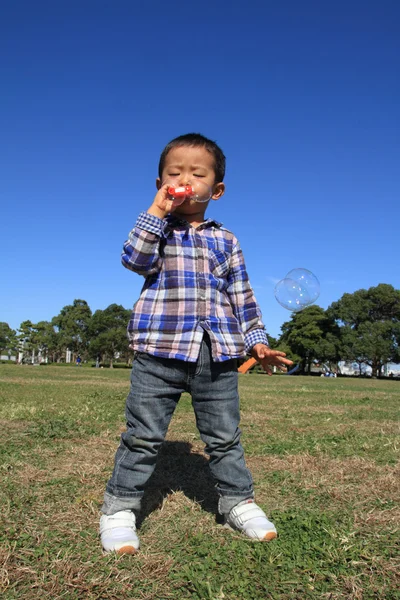 Japonês menino brincando com bolha (3 anos de idade ) — Fotografia de Stock