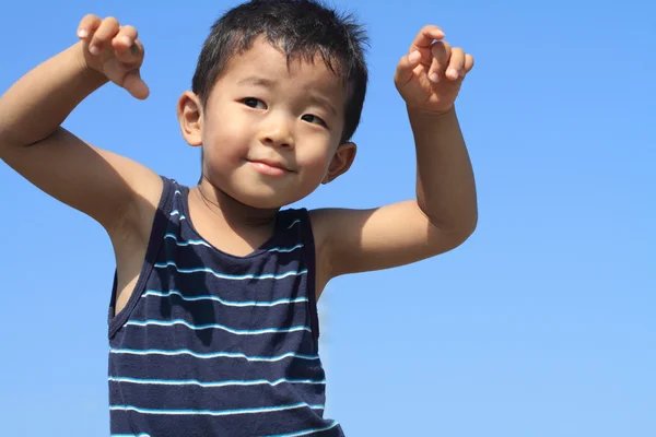 Japanischer Junge unter blauem Himmel (3 Jahre alt)) — Stockfoto