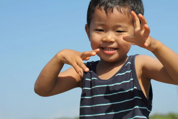 Mavi gökyüzü (3 yaşında altında Japon oğlan) — Stok fotoğraf