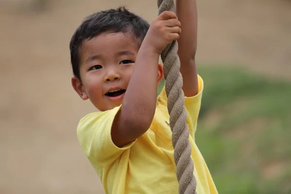 Japonês menino brincando com Tarzan corda (3 anos de idade ) — Fotografia de Stock