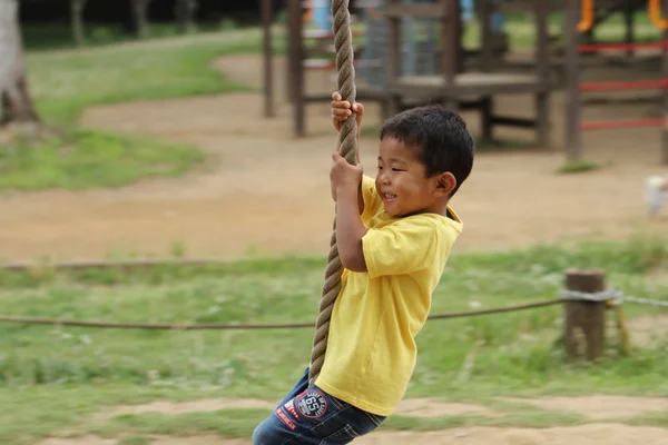 Japoński chłopiec grać z Tarzan liny (3 lat) — Zdjęcie stockowe