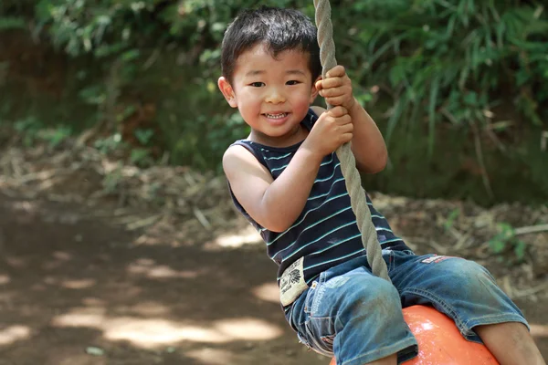Japon çocuk Tarzan ipiyle oynuyor (3 yaşında))