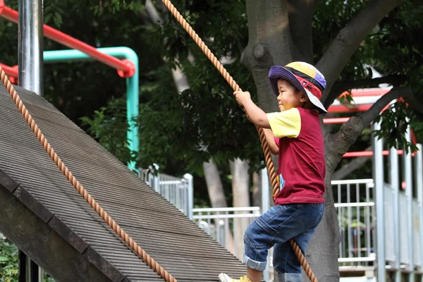 Japoński chłopiec wspinaczka na ścianie (3 lat) — Zdjęcie stockowe