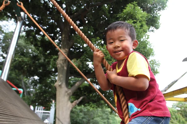 Japon çocuk duvara tırmanıyor (3 yaşında))