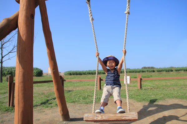 Japonés chico en el columpio (3 años de edad ) — Foto de Stock