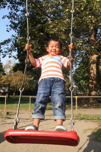 Japanischer Junge auf der Schaukel (3 Jahre alt)) — Stockfoto